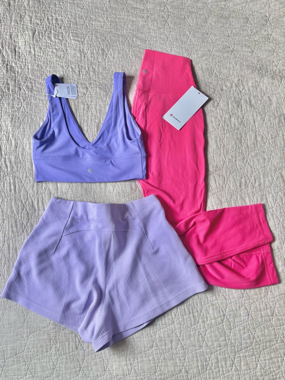 3️⃣Sz6 Lululemon bundle: Align HR 25” Align Vneck Bra & Ribbed Softstreme Shorts